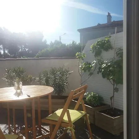 بيت للعطل Joli Studio, 80 Metres De La Plage/80m From *