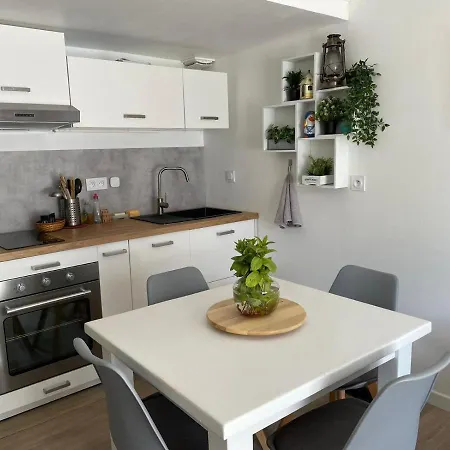 Joli Studio, 80 Metres De La Plage/80m From بيت للعطل *